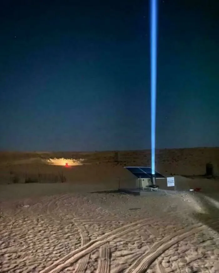 Arabia Saudita ha desplegado balizas láser alimentadas por energía solar en el desierto de Al Nafud para guiar a los viajeros perdidos hacia fuentes de agua.