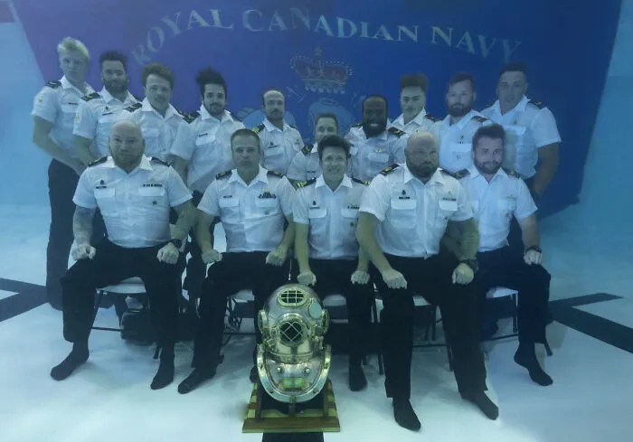 La Academia Naval Canadiense de Buceo celebra su graduación tomando su foto de clase bajo el agua