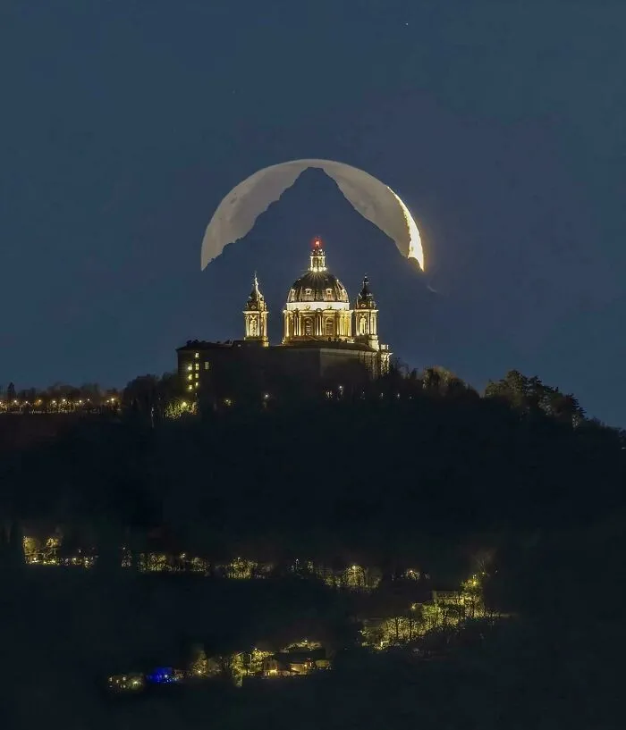 El fotógrafo italiano Valerio Minato pasó 6 años capturando la alineación perfecta de la luna, la montaña y la basílica.