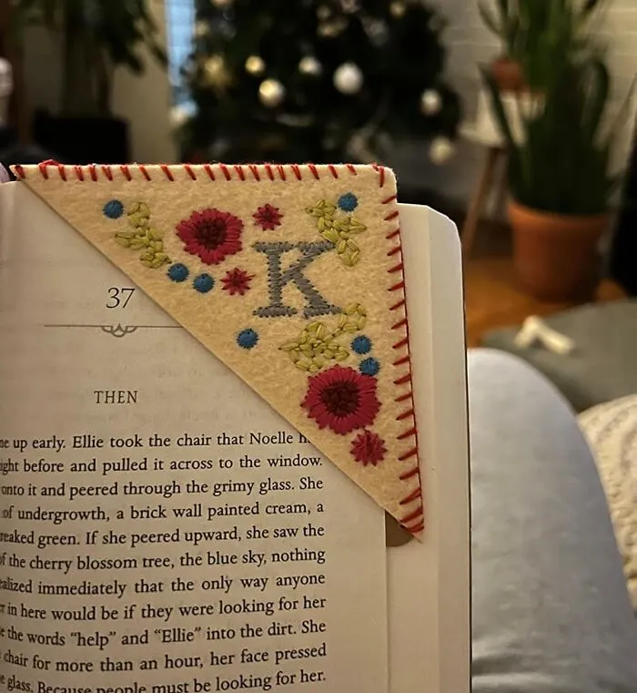 Giving Their Favorite Book A Cozy, Custom Little Hug Is A Sweet, Stress-Free Gesture With A <a Style="Display:inline;" Href="Https://Www.amazon.com/Personalized-Embroidered-Bookmark-Bookmarks-Meaningful/Dp/B0bl85ly3x?ie=utf8&th=1&linkcode=ll1&tag=bpcheetah-20&linkid=13050365cf94aecb6ca150d3c204d4db&language=en_us&ref_=as_li_ss_tl" Target="_blank">  <span Style="Font: Inherit; Color: #d74b1f;"> Personalized Hand Embroidered Corner Bookmark</Span>
