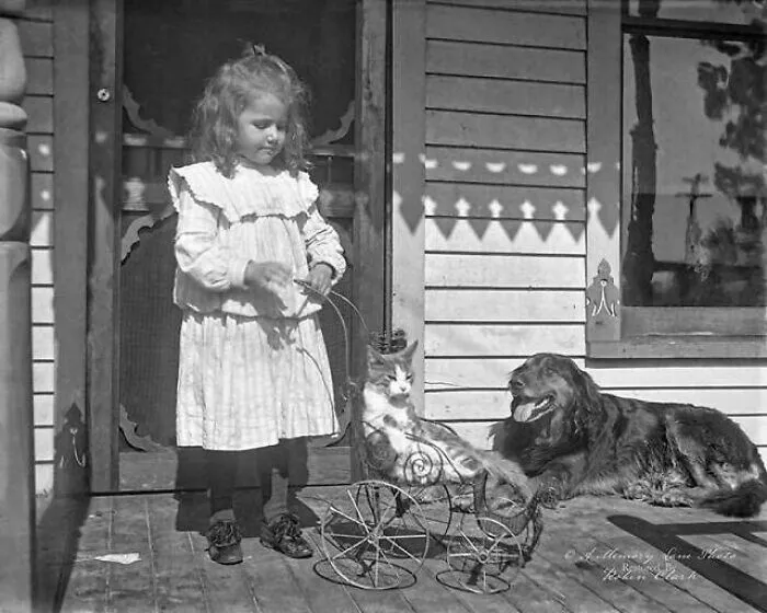 Década de 1900, Niña paseando a su gato en Cleveland