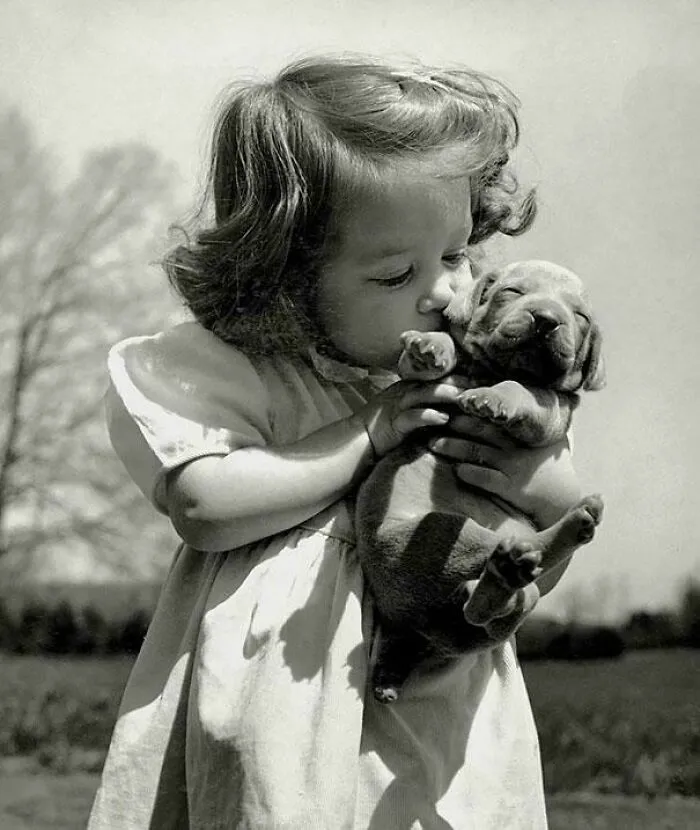 Una niña ama a su nuevo cachorro (1950)