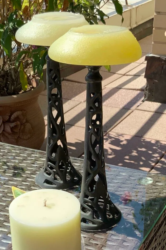 Estas velas se derritieron hasta quedar así por el calor del sol de verano.