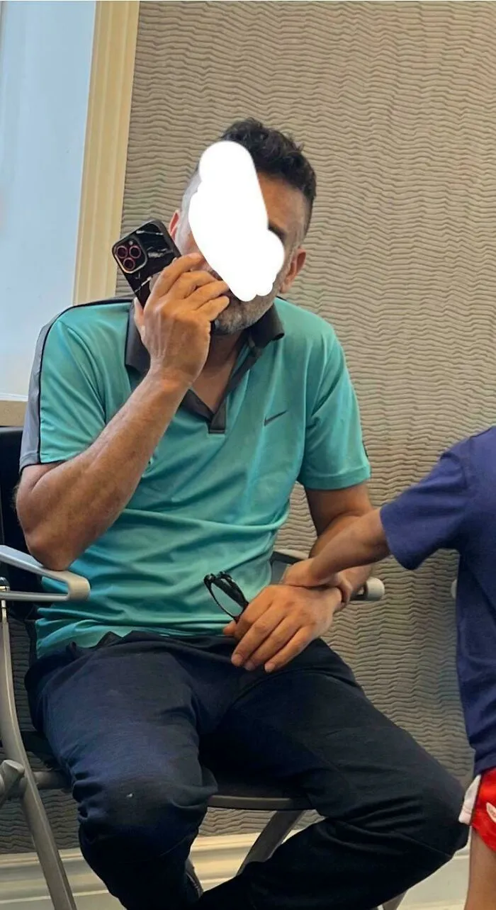 Hablando por teléfono en altavoz con varias personas durante unos 30 minutos en un consultorio médico pequeño y tranquilo