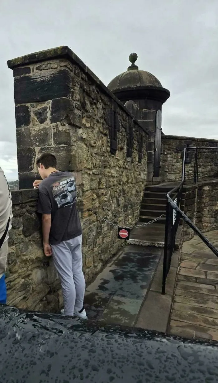 Rayando con las llaves para escribir su nombre en el castillo de Edimburgo