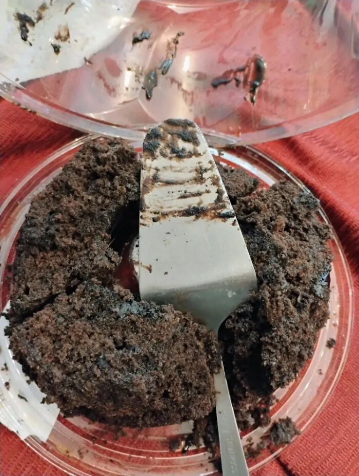 Pastel de chocolate desordenado con una espátula, ilustrando personas prepotentes siendo avergonzadas en internet.