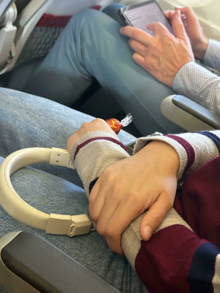 La mujer sentada a mi lado en el avión me robó mi chocolate de cortesía mientras dormía…