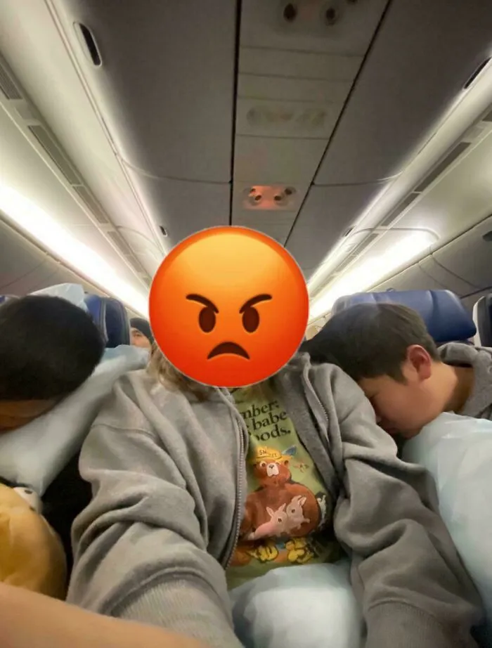 Viajando solo en avión, conseguí el asiento del medio porque era el único que tenían... Nunca más
