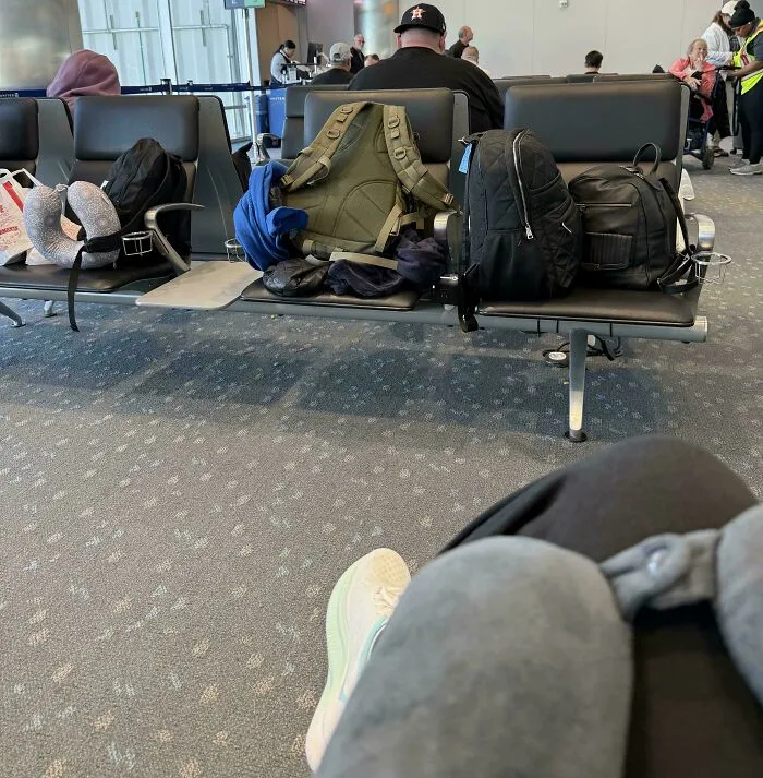 Estas personas están sentadas a mi lado, frente a su equipaje.