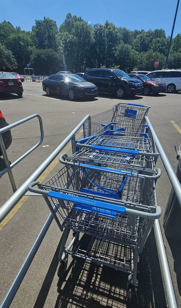 Trabajo empujando carritos y la gente que hace esto es molesta. Mete el maldito carrito en la ranura donde se supone que debe entrar. Ya hay que ser vago