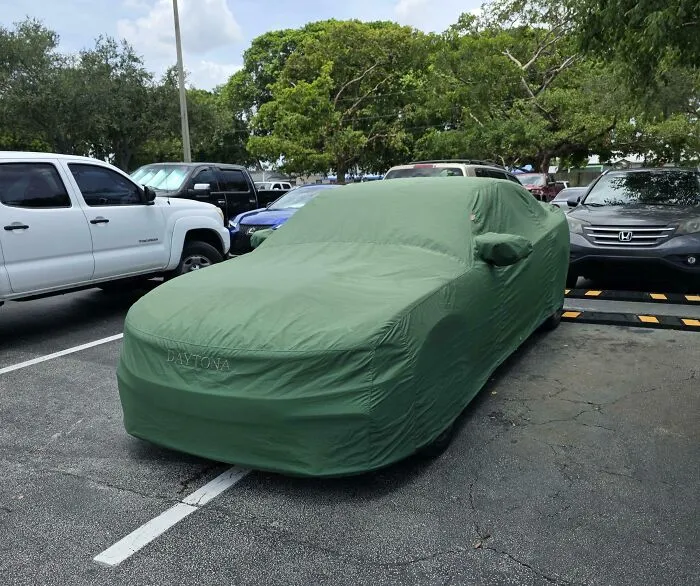 Ni un solo espacio para estacionar en Costco y luego está este idiota.