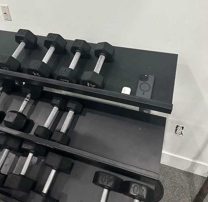 Personas prepotentes en internet siendo avergonzadas, con mancuernas y accesorios en gimnasio mostrando actitud.