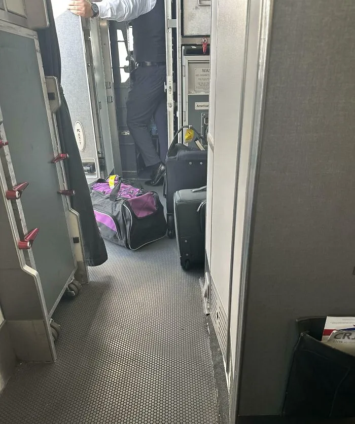 Perdí un vuelo de conexión porque algunos pensaron que la regla de "Todo el equipaje debe ser facturado" no aplicaba para ellos