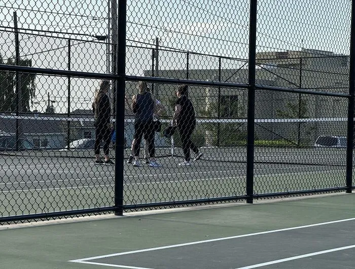 Las mujeres adultas que expulsan a las niñas de la cancha pública de pickleball