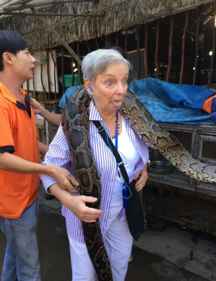 Mi abuela tiene 78 años y se niega a bajar el ritmo. Aquí está ella en sus vacaciones de 14 días en Camboya.
