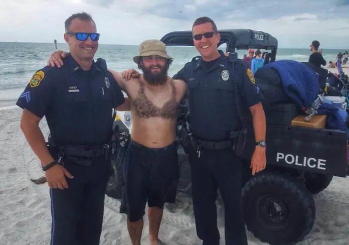 Mi amigo se fue de vacaciones a Florida y salió en las noticias. No hizo nada malo, solo tiene un bikini peludo