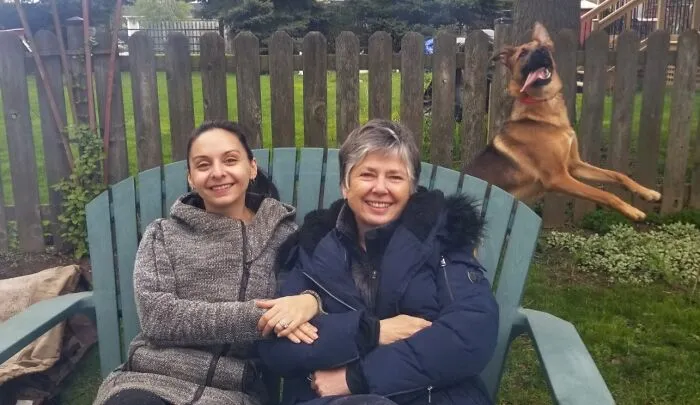 Cuando intentas tomar una linda foto del Día de la Madre pero tu perro hace su mejor pose tontorrona