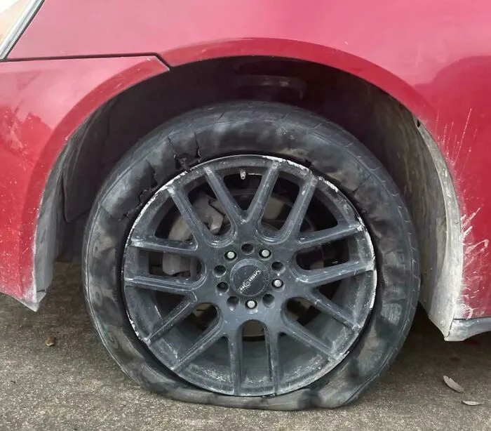 Mi hermana (de 25 años) llevó mi auto viejo al trabajo y me envió esta foto. No me dice cuándo pasó ni cuánto tardó en detenerse.