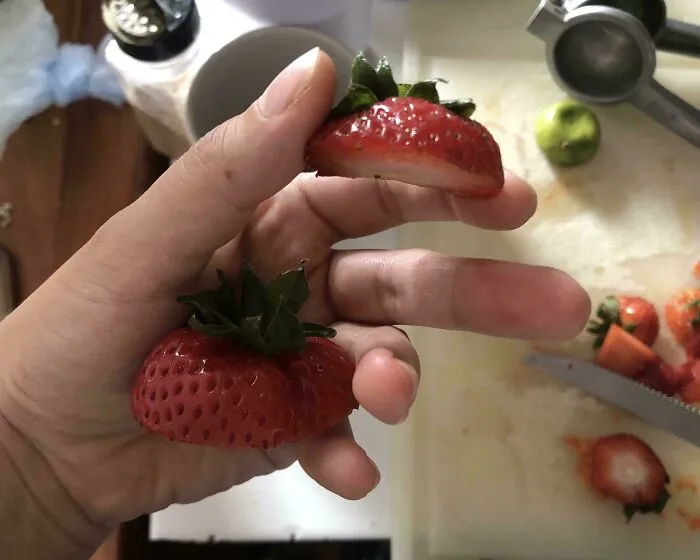 Cómo mi hermana corta los tallos de las fresas