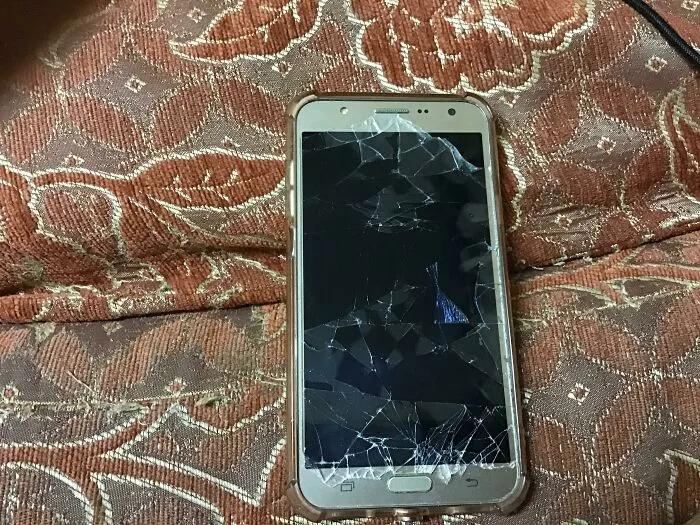 Mi hermana rompió la pantalla de mi teléfono porque le dije que limpiara su habitación