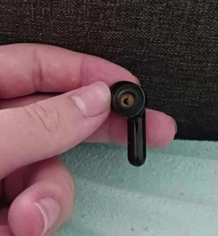 Mi hermano, un fanático del gimnasio, tomó prestados mis auriculares. Así estaban a la vuelta