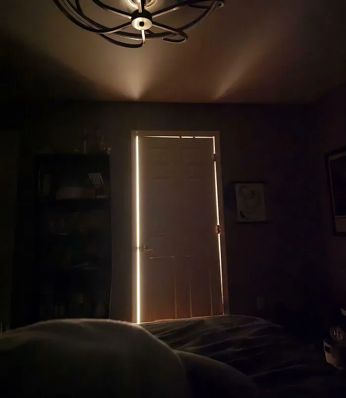 Mi hermano insiste en ducharse, poner música a todo volumen y dejar la luz encendida en nuestro baño compartido. Es la 1:30 a.m.