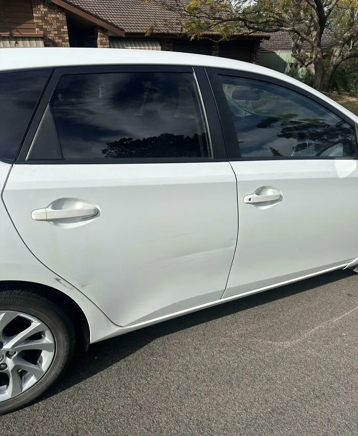 Le pedí a mi hermano que aparcara mi coche en la entrada después de que lo tomara prestado. Prefirió aparcarlo en la calle. Hoy tiene esto