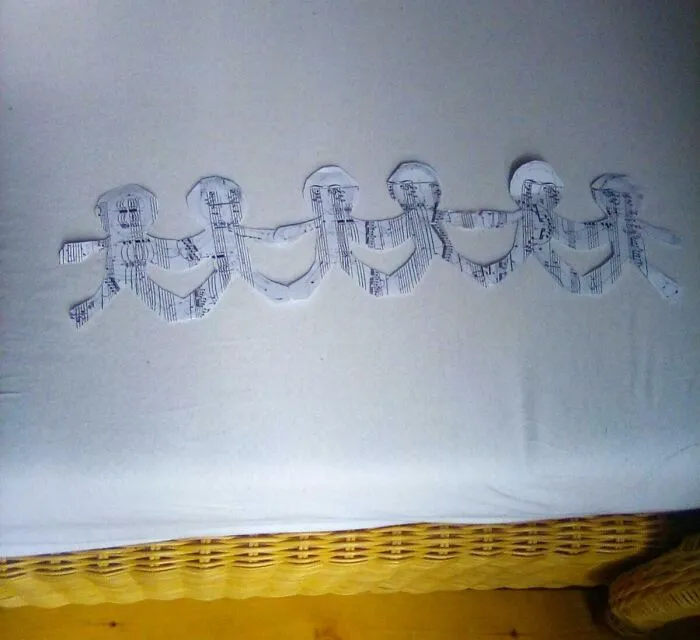Mi hermano pequeño hizo muñecos de papel con las partituras de mi violín