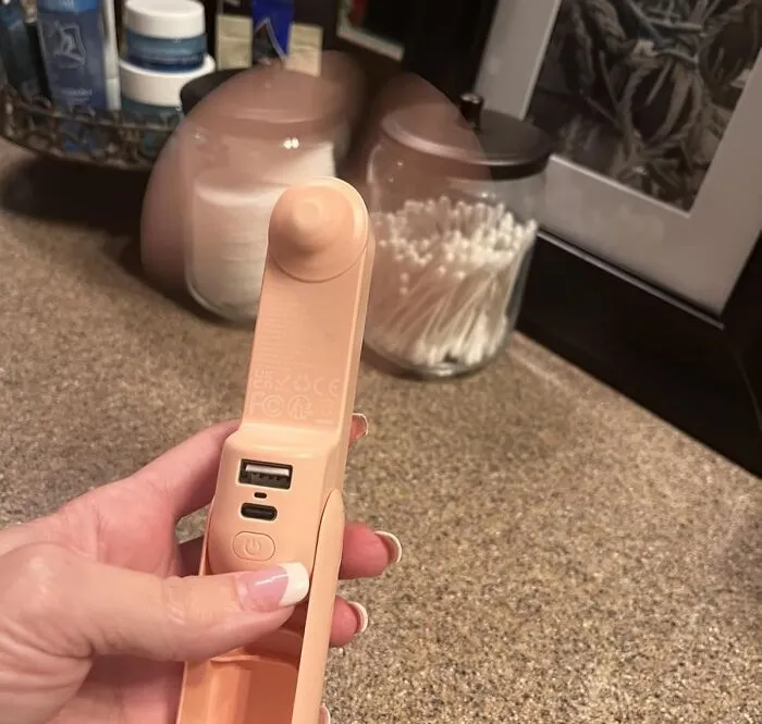 There's A Very Fine Line Between Looking "Dewy" And Looking Like You Just Ran A 5k In A Sauna, And A <a Style="Display:inline;" Href="Https://Www.amazon.com/Rechargeable-Handheld-Portable-Operated-Flashlight/Dp/B07qk9c9kt?ie=utf8&th=1&linkcode=ll1&tag=bphawk-20&linkid=782402e5b20b78590a27a836893d7e11&language=en_us&ref_=as_li_ss_tl" Target="_blank">  <span Style="Font: Inherit; Color: #d74b1f;"> Mini Handheld Fan </Span> Is That Line