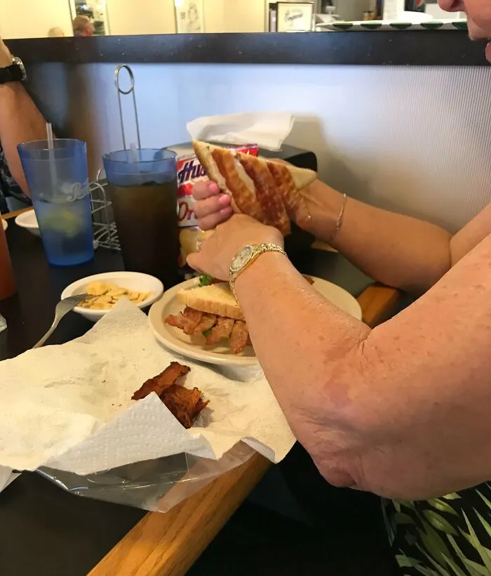 Mi abuela prepara su propio bacon porque siente que los restaurantes nunca le ponen suficiente en sus sandwiches