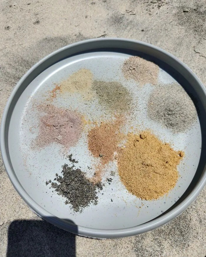 8 colores diferentes de arena a 3 metros de distancia en la playa.