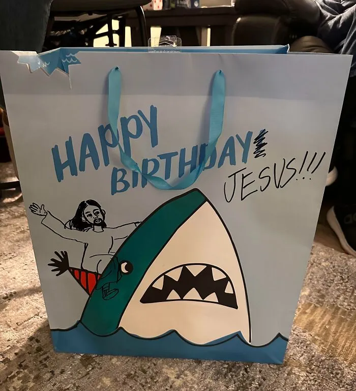 Ya no había más suministros para envolver regalos de Navidad en la tienda, así que mi hija los preparó con los que tenía a mano.