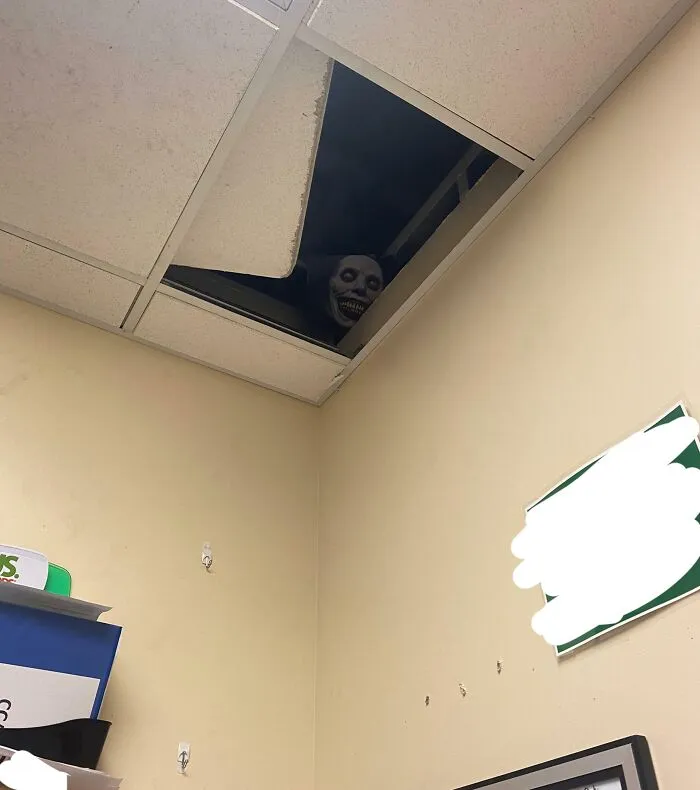 Por alguna razón, movieron una placa del techo en el trabajo. Llevaba así unas dos semanas. Decidí divertirme con ella.
