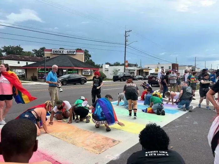 Manifestantes repintan el paso de peatones arcoíris conmemorativo del Pulse después de que los fascistas de Florida lo eliminaran.