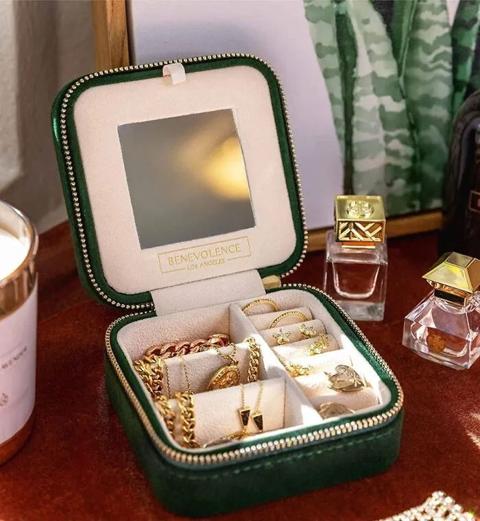 Stop Your Necklaces From Forming A Dramatic, Tangled Situationship In Your Suitcase With This <a Style="Display:inline;" Href="Https://Www.amazon.com/Dp/B086ycdw4k?ascsubtag=7924758%2c32%2c49%2cd%2c0%2c0%2c0%2c1396%3a1%3b1338%3a1%2c68148523%2c0%2c0%2cgoogle&btn_ref=srctok-E924bc905ca909cd&th=1&linkcode=ll1&tag=bpgoldfish-20&linkid=3f9eaa3e7882197cb5eadfdee966b0a0&language=en_us&ref_=as_li_ss_tl" Target="_blank"> <span Style="Font: Inherit; Color: #d74b1f;"> Plush Travel Jewelry Box </Span>