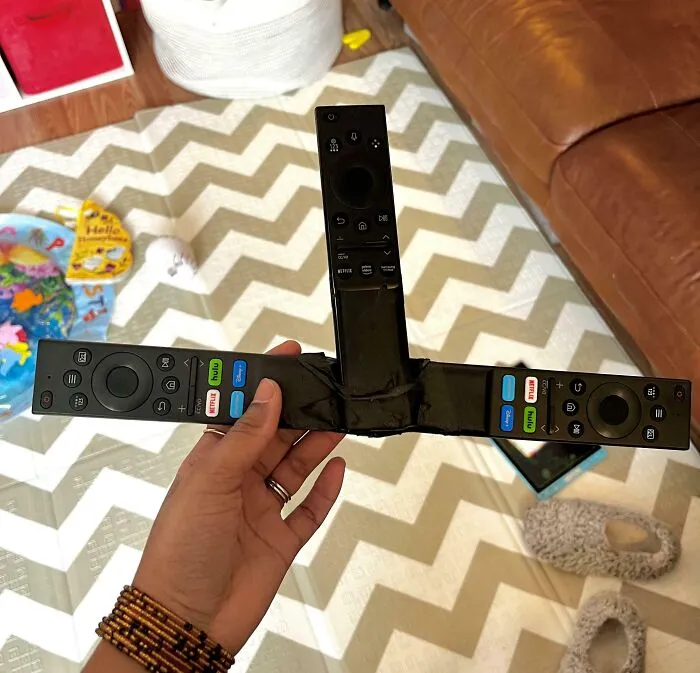 Compré controles remotos de repuesto. Luego, mi hijo de 4 años encontró cinta aislante e hizo esto para que nunca perdiéramos otro control remoto.