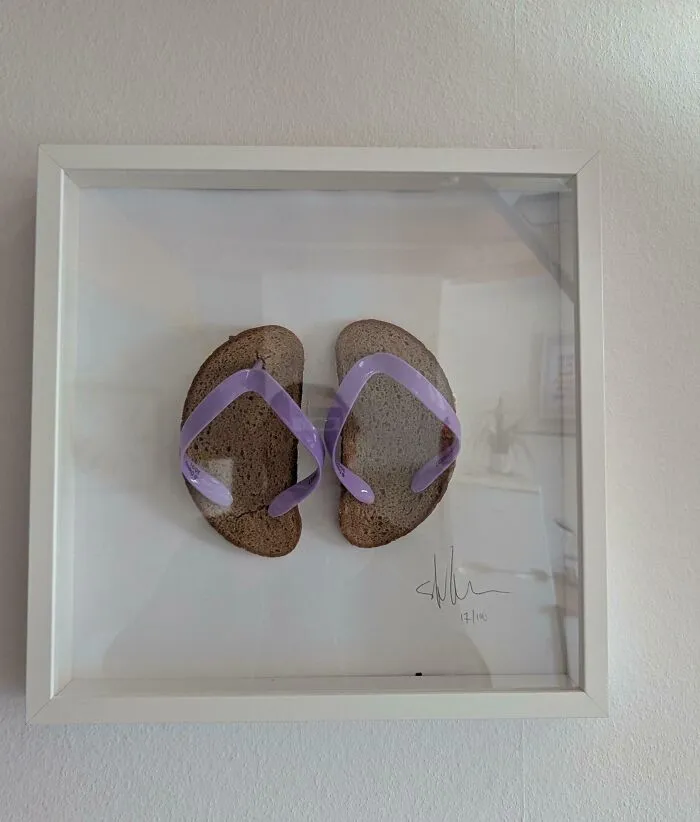Sandalias hechas con rebanadas de pan como ejemplo de proyectos caseros cuya ejecución falló estrepitosamente.