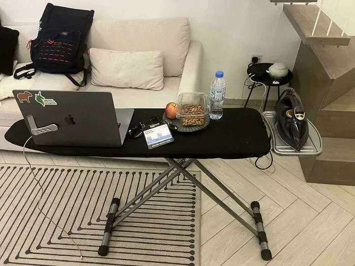 Mesa de planchar convertida en escritorio portátil con trucos de vida geniales usados en casa moderna y práctica.