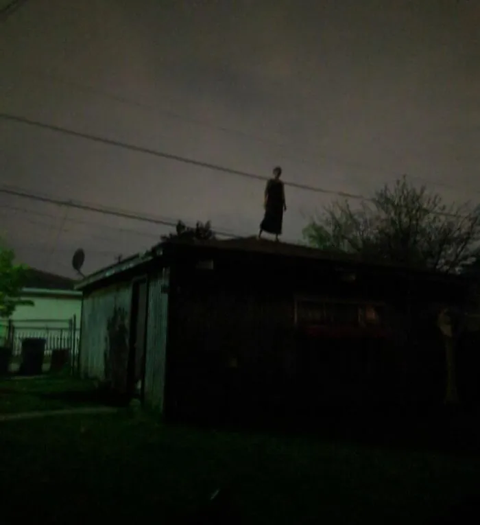 Un amigo salió a caminar la otra noche y vio a esta mujer parada en un techo.