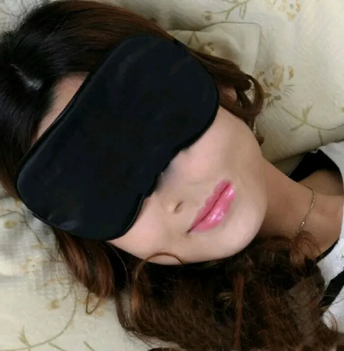 Este anuncio de eBay de una máscara para dormir le quitó la nariz y le dejó una fosa nasal.