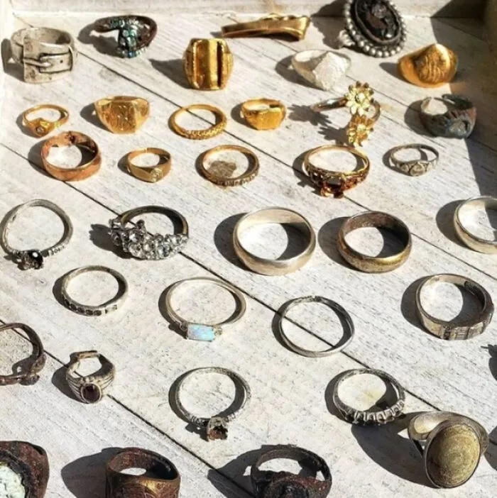35 anillos encontrados en la playa