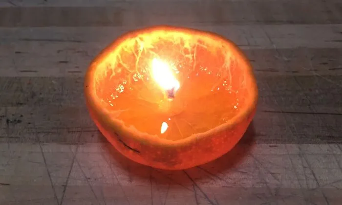 Hoy recordé que si no tienes vela, piel de naranja y aceite de oliva bastan.