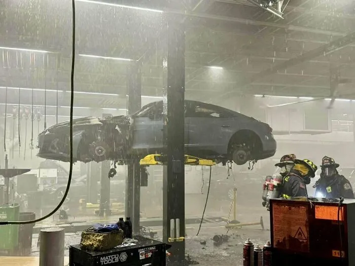 Incendio de vehículo eléctrico en el elevador mientras el concesionario estaba cerrado