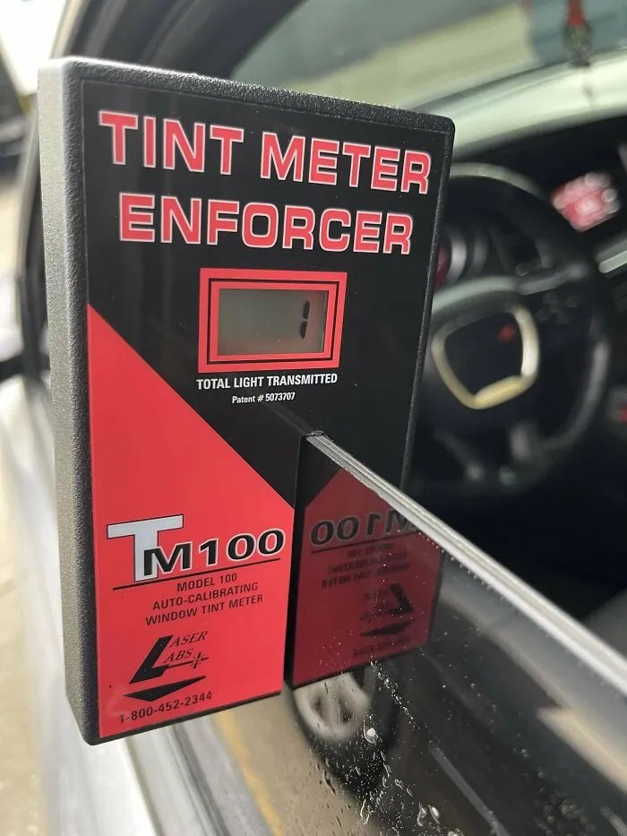 Medidor de tintado de ventana de coche usado por mecánicos para mostrar nivel de luz transmitida y evidenciar la condición del vidrio.
