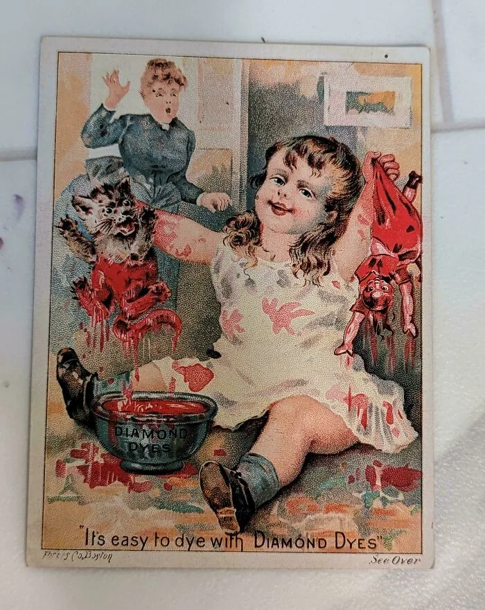 Niña vintage manchada con tinte rojo en manos y vestido, anuncio antiguo que muestra normas culturales cambiantes.