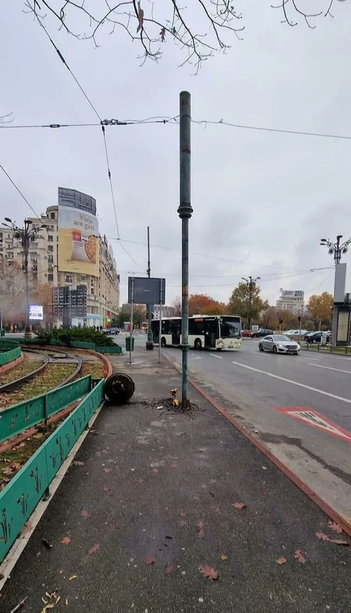Se cayó un poste y lo volvieron a poner pero al revés