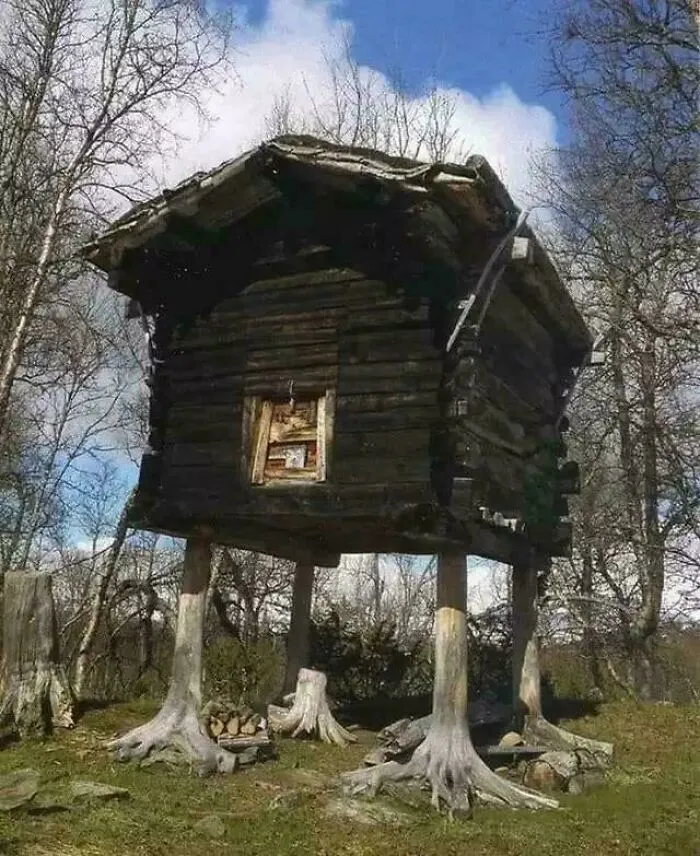 Construido en el siglo XVIII, este es uno de los edificios más antiguos del municipio de Hattfjelldal en Norland, Noruega.