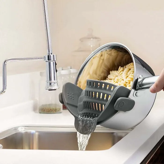 Draining Pasta Can Stop Being A Terrifying Juggling Act With A Giant Colander When You Use A Clever <a Style="Display:inline;" Href="Https://Www.amazon.com/Dp/B01mz14ljv?ascsubtag=7488944%2c5%2c69%2cd%2c0%2c0%2c0%2c1338%3a1%2c33099407%2c0%2c0&btn_ref=srctok-Bc41cb981b98b67f&th=1&linkcode=ll1&tag=bpsalmon-20&linkid=b51dac1f3e5af07b918b1ffa85b23bcc&language=en_us&ref_=as_li_ss_tl" Target="_blank">  <span Style="Font: Inherit; Color: #d74b1f;"> Snap N' Strain</Span>