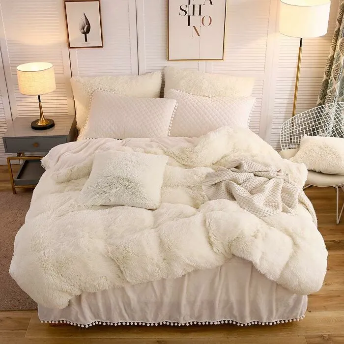Transforming That Sad, Standard Dorm Bed Into A Cloud Of Cozy, Luxurious Vibes Is A Must With A <a Style="Display:inline;" Href="Https://Www.amazon.com/Dp/B076cwy5w5?ascsubtag=7791939%2c13%2c35%2cd%2c0%2c0%2c0%2c1338%3a1%2c56021112%2c0%2c0%2cgoogle&btn_ref=srctok-9f430de880d5d6b3&th=1&linkcode=ll1&tag=bpflamingo-20&linkid=e112d9588422d7cb6c3b61c3cacf63ce&language=en_us&ref_=as_li_ss_tl" Target="_blank">  <span Style="Font: Inherit; Color: #d74b1f;"> Plush Shaggy Duvet Set</Span>