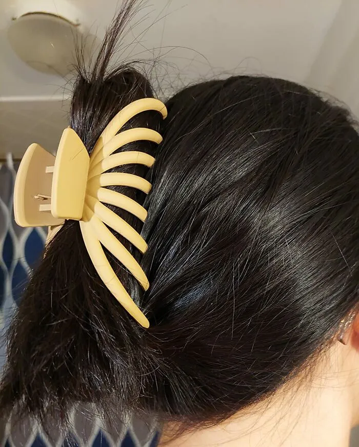 That Sad, Overstretched Elastic Hair Tie On Your Wrist Is About To Be Put Out Of Its Misery Because These <a Style="Display:inline;" Href="Https://Www.amazon.com/Opaul-Hair-Clips-Women-Accessories/Dp/B0c9srh38n?ie=utf8&th=1&linkcode=ll1&tag=bpbison-20&linkid=6b84d54050accbee969bd61eb447f0ca&language=en_us&ref_=as_li_ss_tl" Target="_blank">  <span Style="Font: Inherit; Color: #d74b1f;"> Claw Clips For Thick Hair </Span> Are The Indestructible Upgrade You Deserve